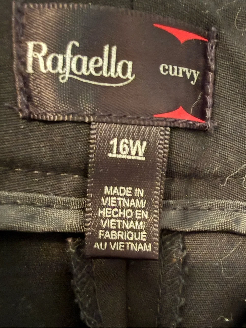 Rafaella | Black Curvy Capri Pants | Size 16W